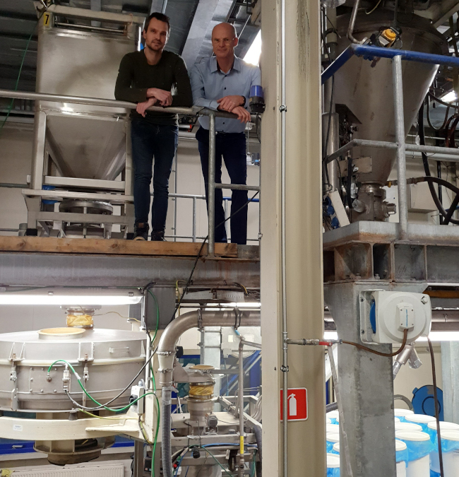 Stefan van Rienen (l) and Berthram Mak (r) at a mixing system in Hosokawa Micron&rsquo;s Test Centre in Doetinchem