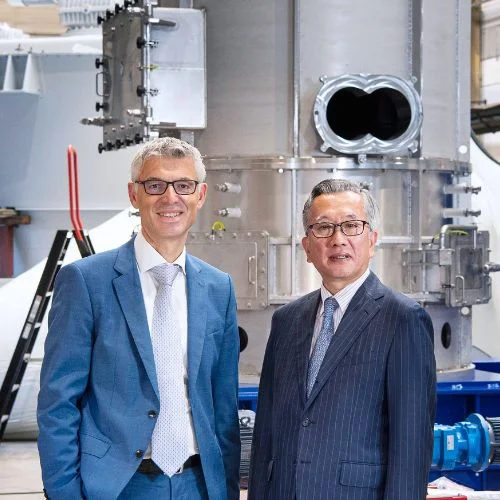 Christophe Krug, Managing Director of Hosokawa Micron B.V. (l) and Hiroshi Minami, Japanese Ambassador to the Netherlands.